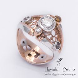 Bague L'Originale, Argent et or rouge martelé, diamants blanc, gris jaune, cognac., Création Bruno Llavador